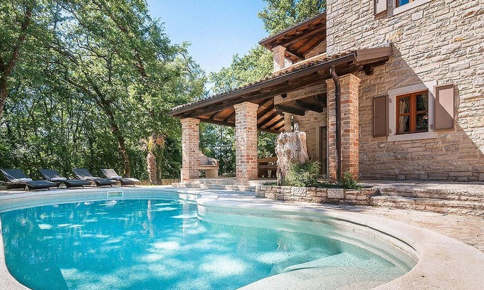 Brecevici House | Ideal 3 Bedroom Retreat in Tinjan with Pool and Spa