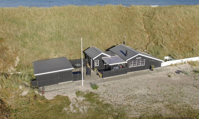 Fjand Badeby House | Cozy Cottage Retreat Near Dunes with Oceanfront Views
