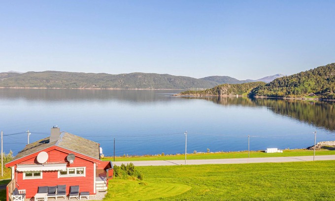 Møre og Romsdal House | Relaxing Escape in Private Surroundings with Lake Views