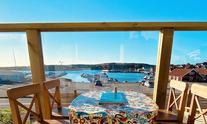 Kungshamn House | Spacious 4 Bedroom Accommodation in Väjern with Pet-Friendly Perks