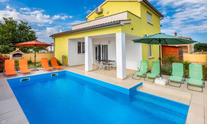 Fazana House | Spacious 4 Bedroom Getaway in Valbandon with Ocean Views