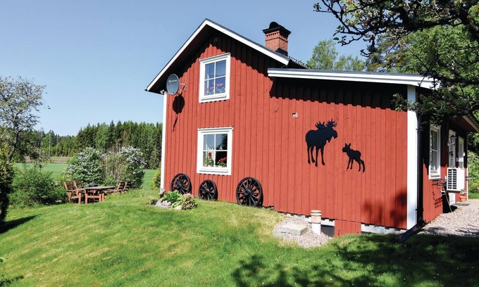 Vase House | Cozy Cottage with Lake View and Spa Retreat Amenities