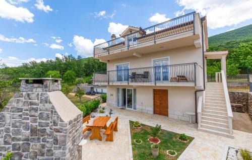 Vrlika House | Experience Comfort at Amazing Home in Vrlika with WiFi