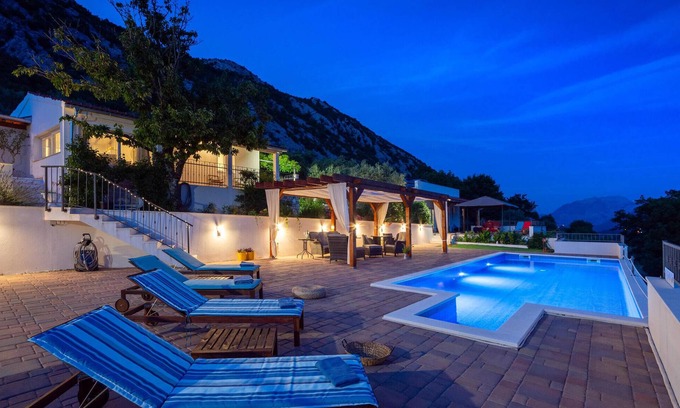 Zvecanje House | Cozy 2-Bedroom Retreat in Zvecanje/Gata with Pool & Spa
