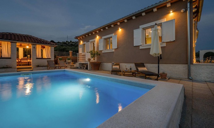 Zaboric House | Family-Friendly Getaway with Pool and Ocean Views