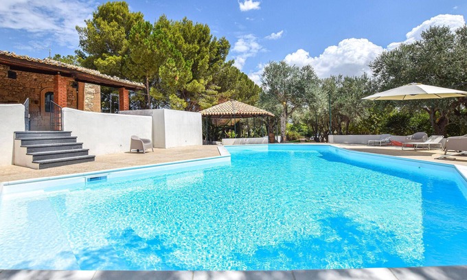 Chiaramonte Gulfi House | Spacious 5-Bedroom Accommodation in Chiaramonte Gulfi