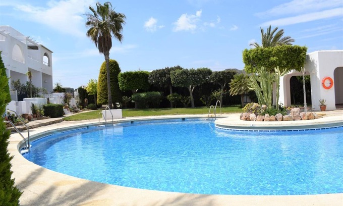 Vista de los Angeles-Rumina House | Beachfront Retreat: Pool, BBQ & Spectacular Ocean Views