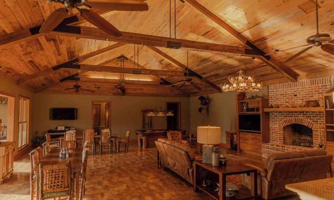 Edwards House | Lake House Retreat: Ideal for Family Reunions & Parties