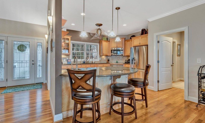 North Shore House | Gorgeous Lake Views Near Top Attractions for Travelers