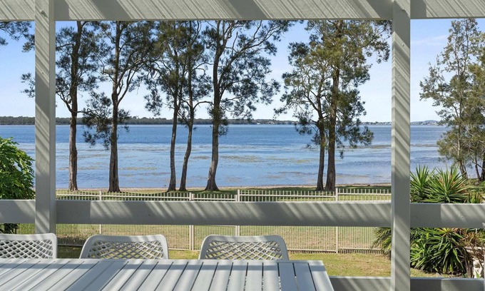 Budgewoi House | Amazing Lakefront Views- Bonus Studio Space