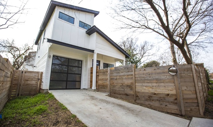 Blackshear-Prospect Hill House | Prime Location! Modern 2BR House in Downtown E. Austin