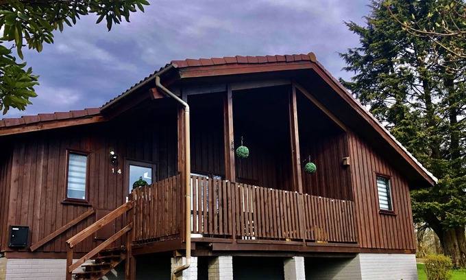 Kilmun Cabin | Unforgettable Loch Views from a Cheerful 2-Bed Cabin
