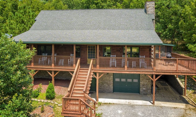 Carbondale Cabin | Discover a Log Home Retreat by Wineries and Nature Paths