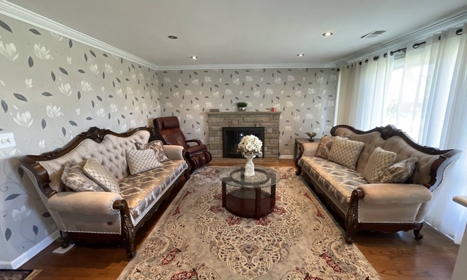 Glenview House | Cozy Mid-Term Rental Home in Glenview - Ideal for Families