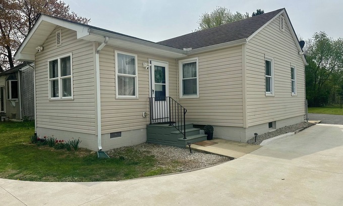 Smyrna House | Modern House with Full Kitchen, Parking & Spa Amenities