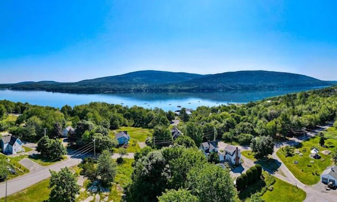 Hall Quarry House | Elevated Mountain Views with Spa & Pet-Friendly Amenities