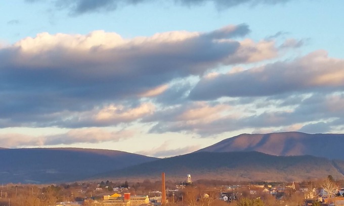 Luray Cottage | Unforgettable Mountain Views with Pet-Friendly Amenities