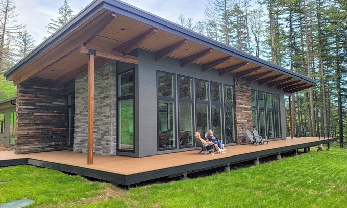 Stevenson House | Exceptional 5-Bed Retreat by Columbia River with Pool