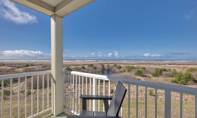 Long Beach Condo | Ocean View Retreat: Pet-Friendly, Steps to Beach & Town