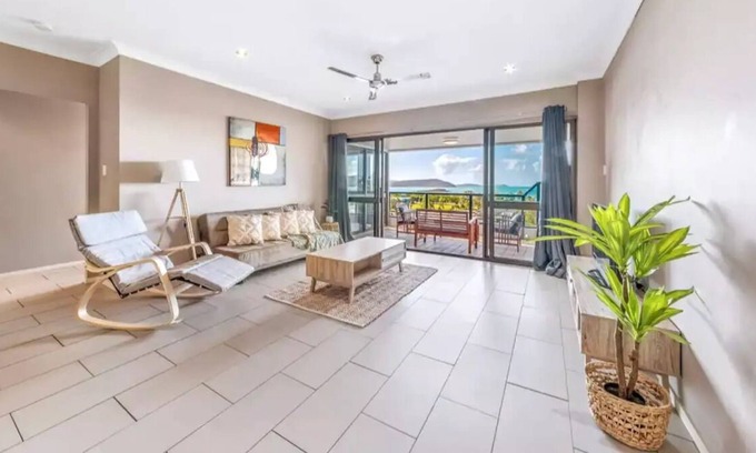 Cannonvale Apartment | 🏝 Amazing Ocean Views! 🏝 FAST WiFi 💫 #WFH 🧑🏼‍💻👩🏻‍💻