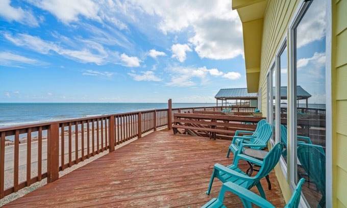 Surfside Beach Cottage | Oceanfront 2BR Home: Family & Pet Friendly Retreat