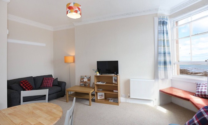 North Berwick Apartment | Panoramic Sea Views and Family-Friendly Comfort Awaits