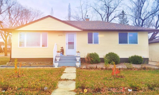 North Battleford House | Scenic Park View House with Spa and Hot Tub Retreat