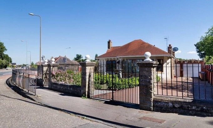 Duddingston House | Inviting Private Villa for 8, Just Minutes from the City