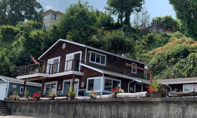 Tillicum House | Amazing Puget Sound Beach House - rare sandy beach & Mt. Rainier views!