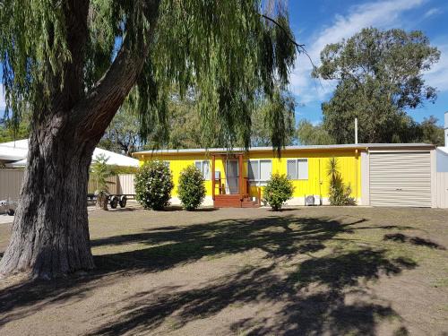 Ravenswood House | Inviting River House with Kitchen & Child-Friendly Amenities