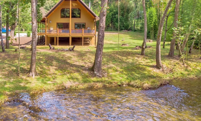 Franklin House | Riverside Cabin Retreat with Pool & Breakfast Included