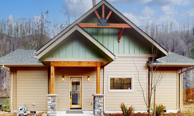 Vida Hotel | Inviting Riverfront Cabin with Deck, Firepit & Dog-Friendly Vibes