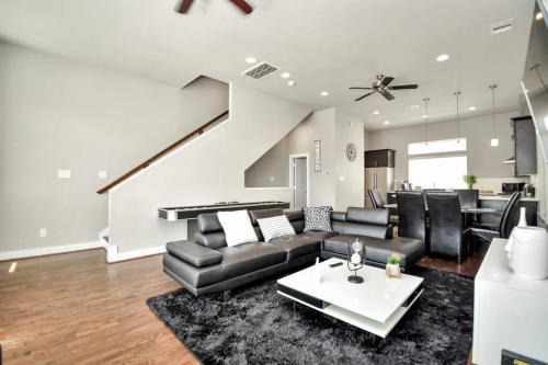 East Downtown Houston House | Stunning Rooftop with Downtown Skyline Views & Hot Tub