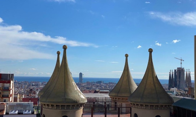 El Baix Guinardo Apartment | Enjoy Breathtaking Views from Our Cozy Apartment Retreat