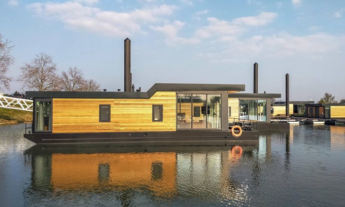 Ohe en Laak Boat Rental | Inviting Houseboat on the Meuse – Pet Friendly & Scenic Views