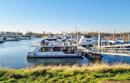 Ophoven Boat Rental | Inviting Ship In Ophoven With Kitchen and Child-Friendly Amenities