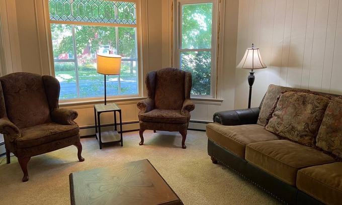 Willmar House | Amazing Spacious 5-bedrooms Deal- Host up to 10 Guests