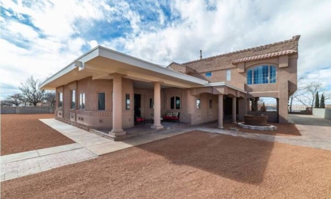 Los Lunas House | Enchanting Castle House with Spa & Family-Friendly Perks