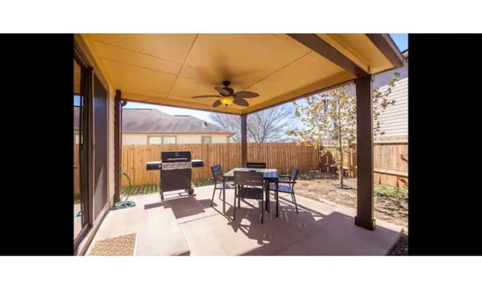McKinney House | Convenient Home with Spa & Breakfast in Prime Location