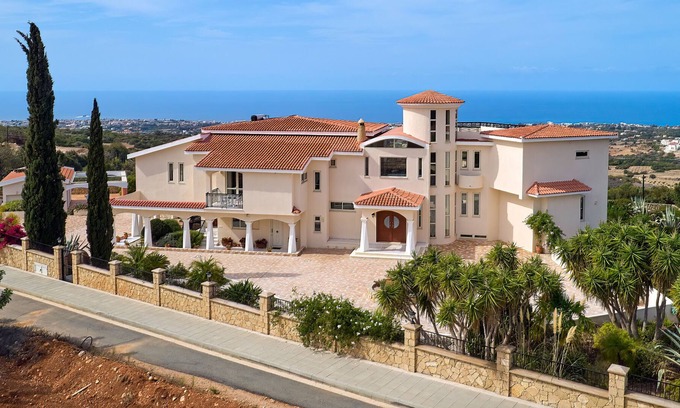 Tala Villa | Amazing spacious villa (6 Bed/Sleeps16), mature gardens, 3 patios, stunning view