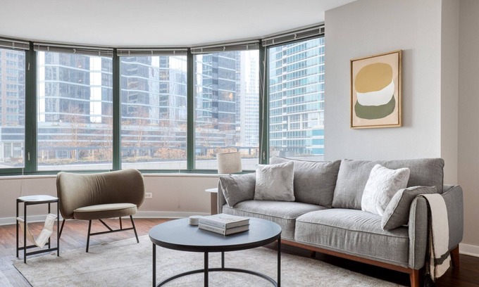 Streeterville Apartment | Cozy Streeterville 2BR with Pool, Gym & Ohio St Beach Access