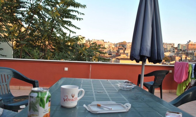 Bayrampasa Apartment | Inviting Studio Apartment in Taksim with Breakfast & Kitchen