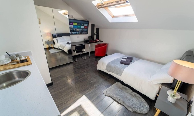 Selly Oak Apartment | Cozy Studio Near the City with Kitchen & Breakfast Included