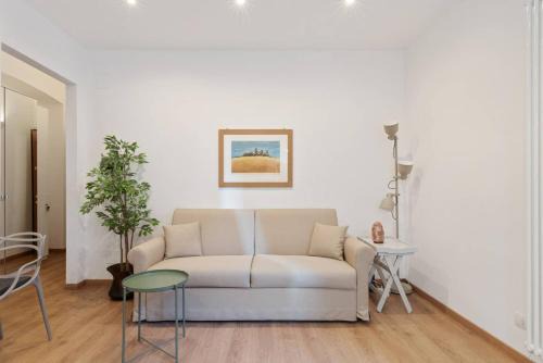 Tricolore Apartment | Inviting Studio with Botanic Touch in Central Location