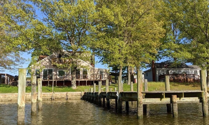 Hague House | Experience Jackson Creek Waterfront Home with Pet-Friendly Perks