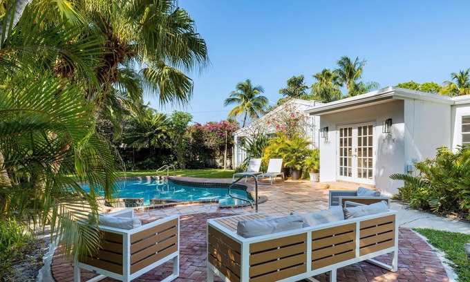 Old Northwood House | Beautiful Tropical Retreat with Heated Pool & Ocean Views