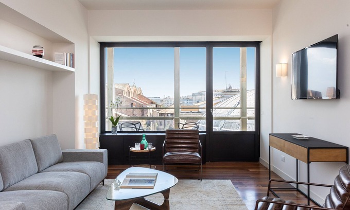 Rione XVIII Castro Pretorio Apartment | Discover Via Parigi 2: Balcony Retreat with Spa Amenities
