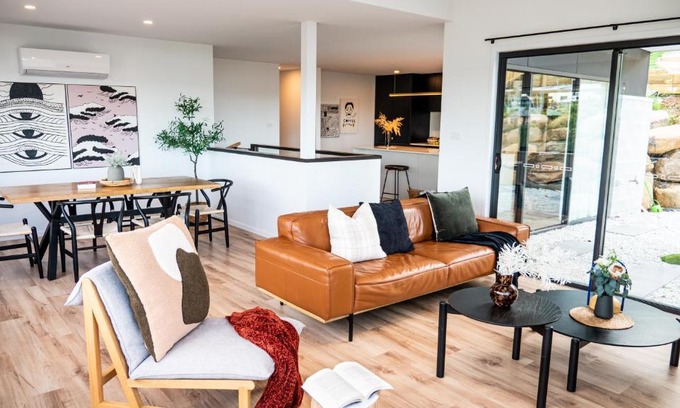 North Hobart House | Scenic Architect Home Near Hobart CBD - Family Friendly