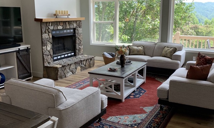 Unaka House | Scenic Family Lake Retreat with Pool and Breakfast Included