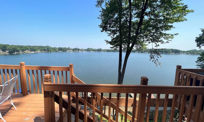 Middlebury House | Incredible Lake View Hotel with Pool Near Notre Dame